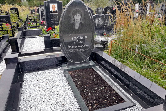 Гранитный цоколь и овальный памятник
