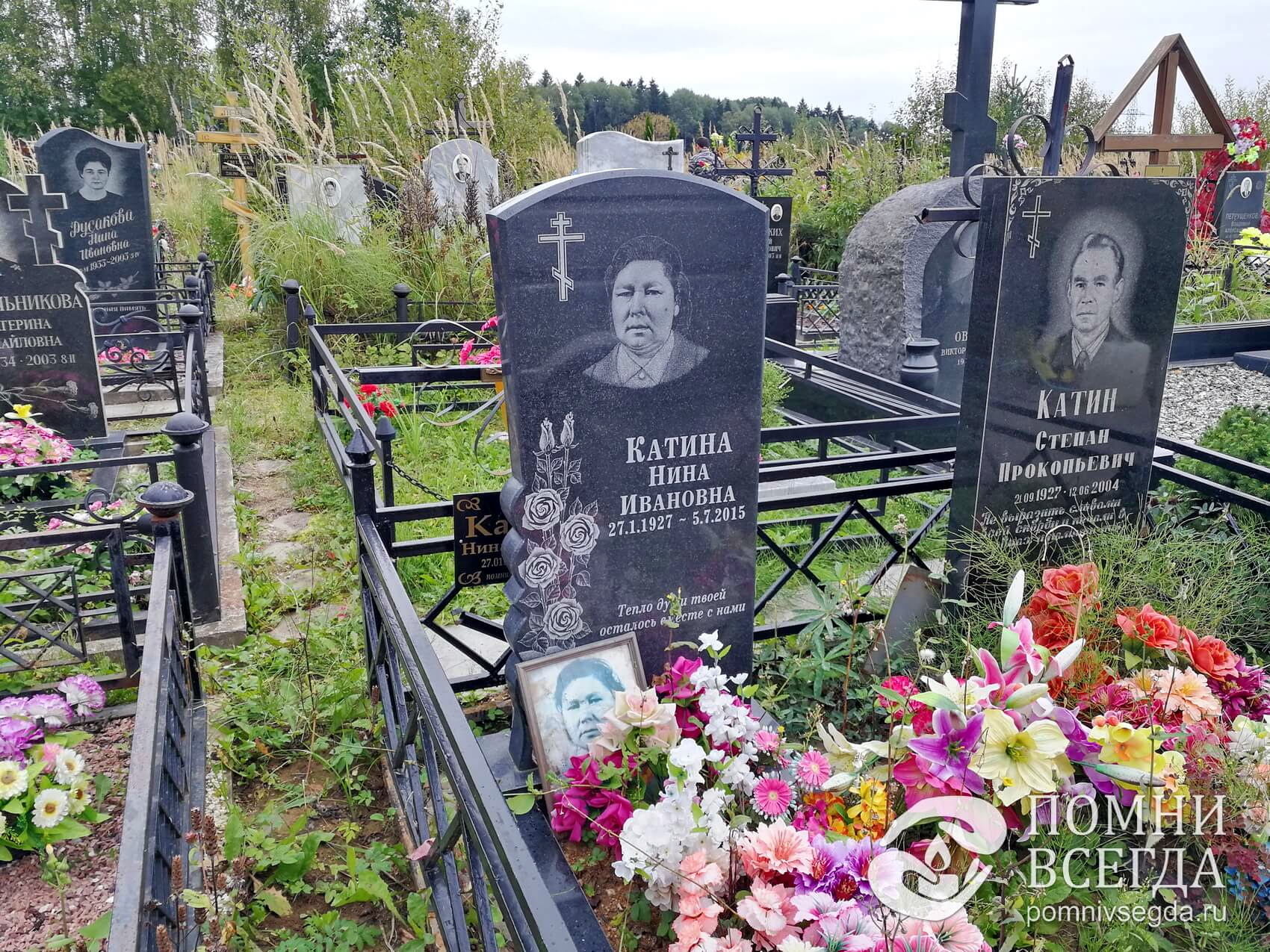 Вертикальный памятник с гравировкой роз